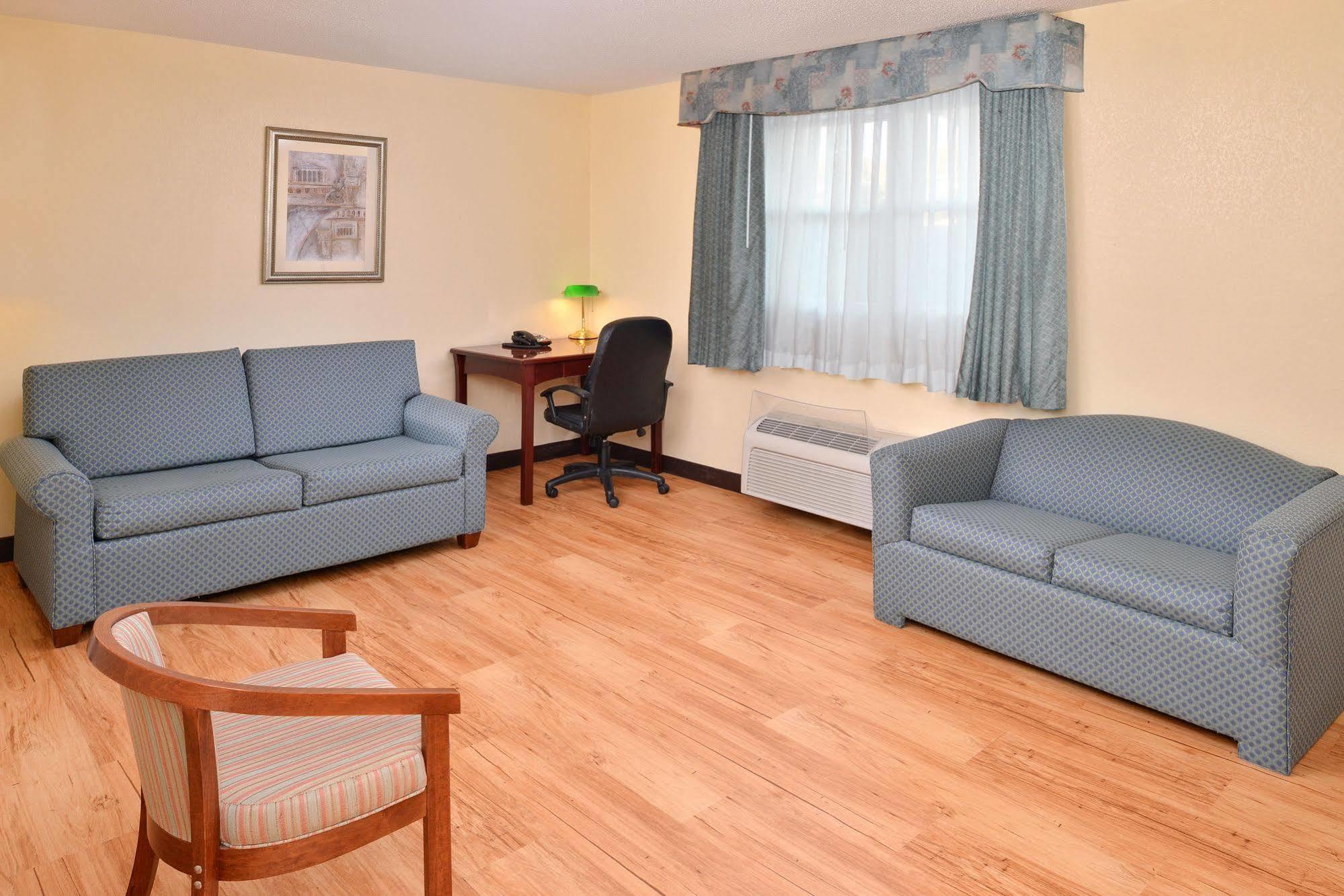 Tower Inn And Suites Of Guilford / Madison Ngoại thất bức ảnh